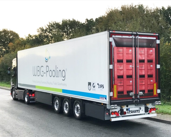 Ein WBG-Pooling LKW auf der Straße beim Transport von Mehrwegtransportverpackungen