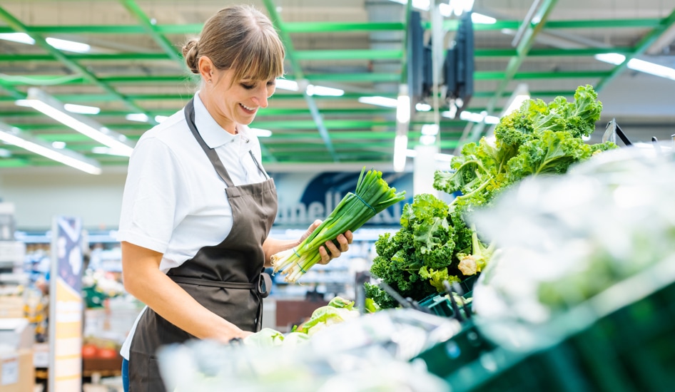 Mehrwegtransportverpackungen gefüllt mit Lebensmitteln im Supermarkt