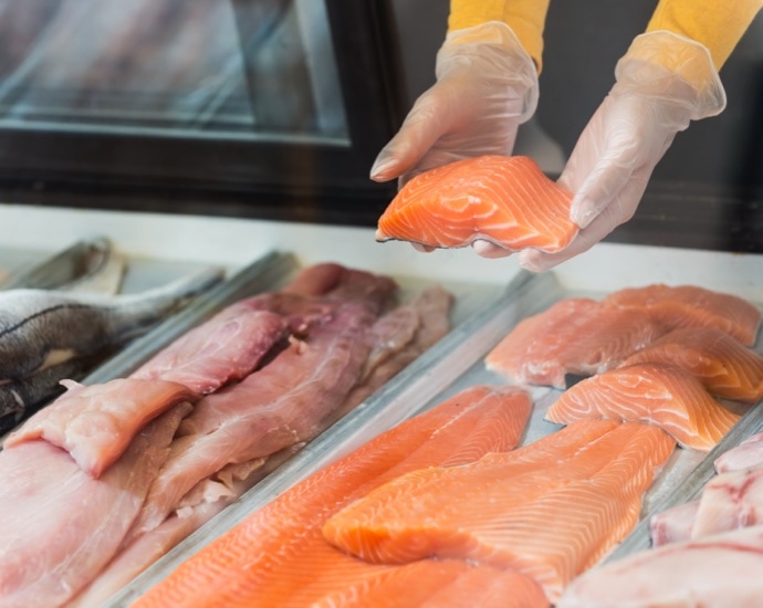 Fischwaren in einer Auslage im Supermarkt