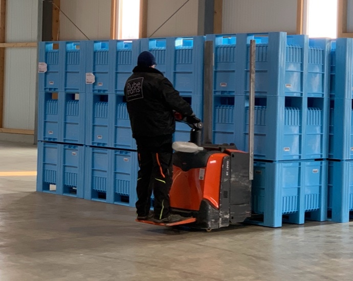 Ein Stapel blauer Big Boxen in einer Lagerhalle