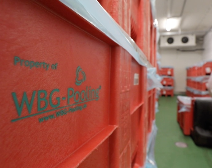 Rote Mehrwegtransportverpackungen mit WBG-Pooling Label